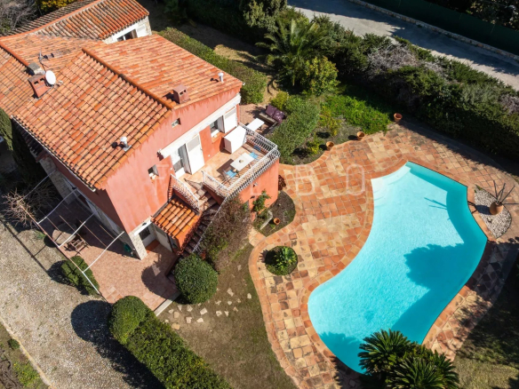 Vue aérienne d'une villa avec piscine et jardin dans une résidence fermée à La Ciotat.