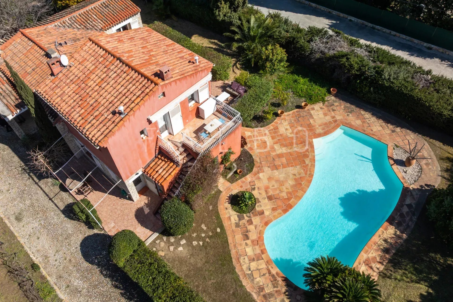 Vue aérienne d'une villa avec piscine et jardin dans une résidence fermée à La Ciotat.