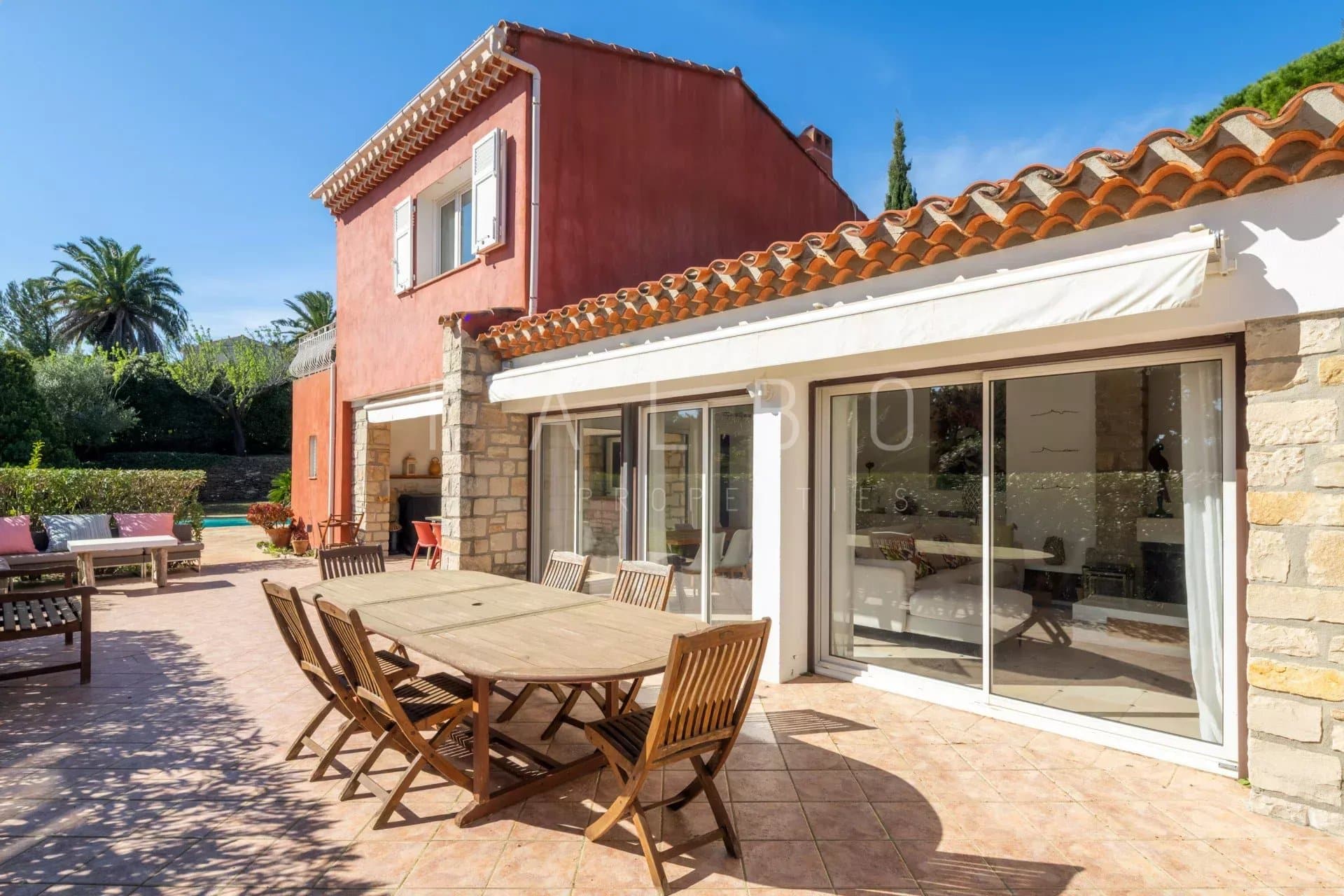 Villa traditionnelle avec terrasse et table extérieure dans une résidence fermée à La Ciotat.