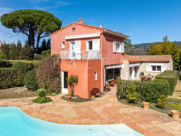Villa traditionnelle avec piscine et jardin dans une résidence fermée à La Ciotat.