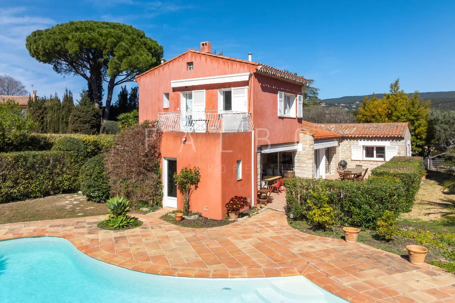 Villa traditionnelle avec piscine et jardin dans une résidence fermée à La Ciotat.