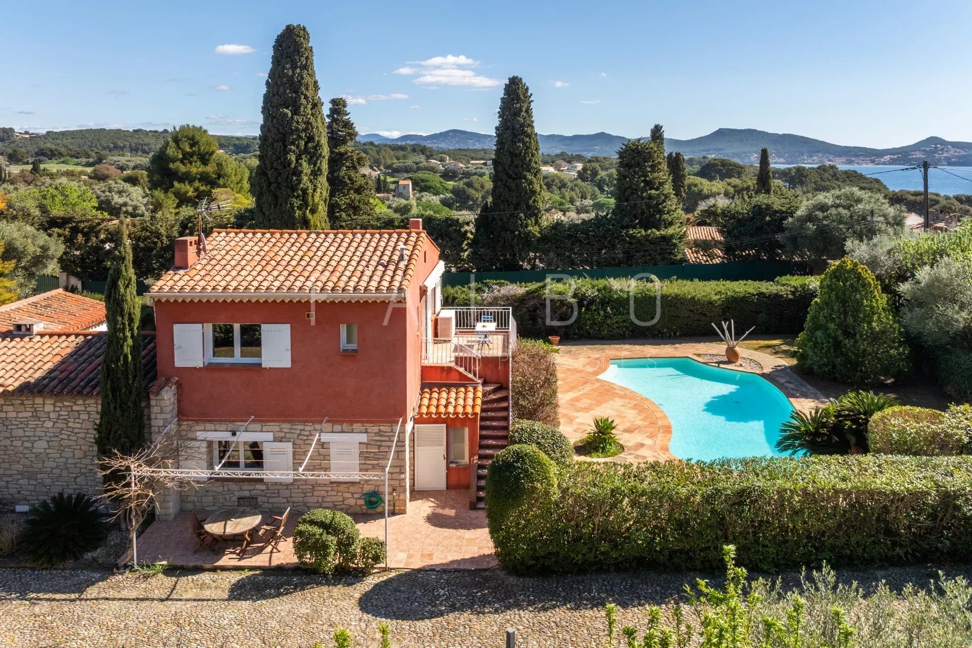 Villa traditionnelle avec piscine dans une résidence fermée à La Ciotat, vue sur la mer.