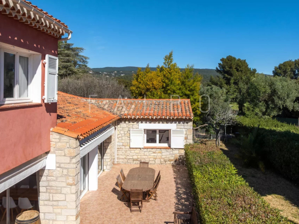 Traditional villa with terrace and garden, located in a gated community in La Ciotat.