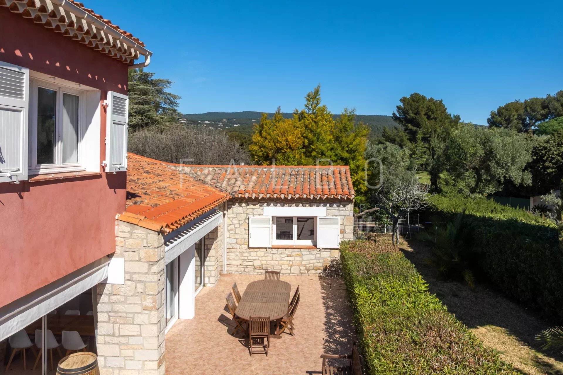 Traditional villa with terrace and garden, located in a gated community in La Ciotat.
