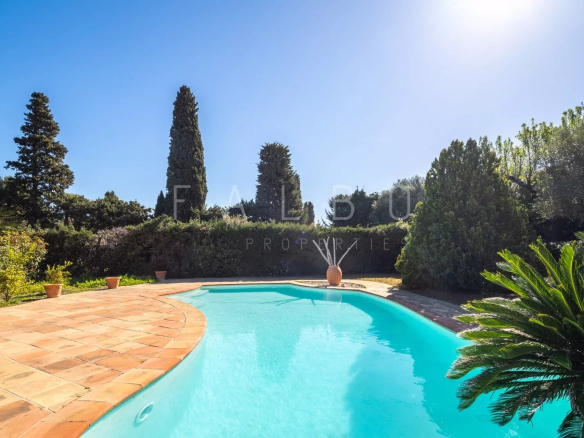Swimming pool surrounded by greenery in a villa with access to the sea in La Ciotat.