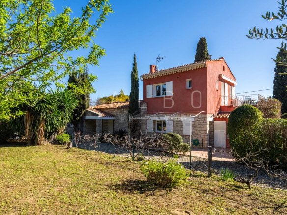 Traditional 1950s villa with garden in a gated community in La Ciotat.