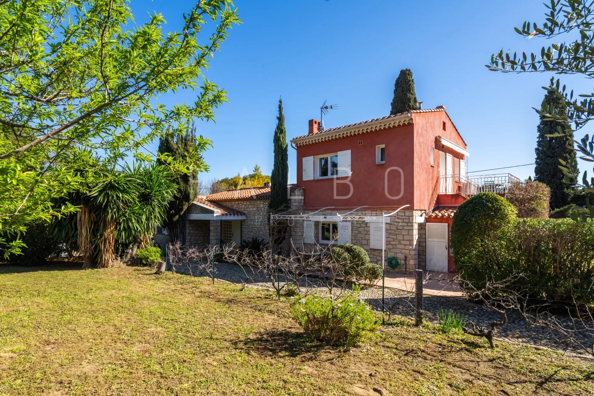 Traditional 1950s villa with garden in a gated community in La Ciotat.