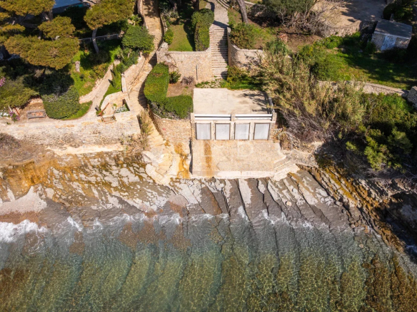 Aerial view of a seaside villa with direct beach access in La Ciotat.
