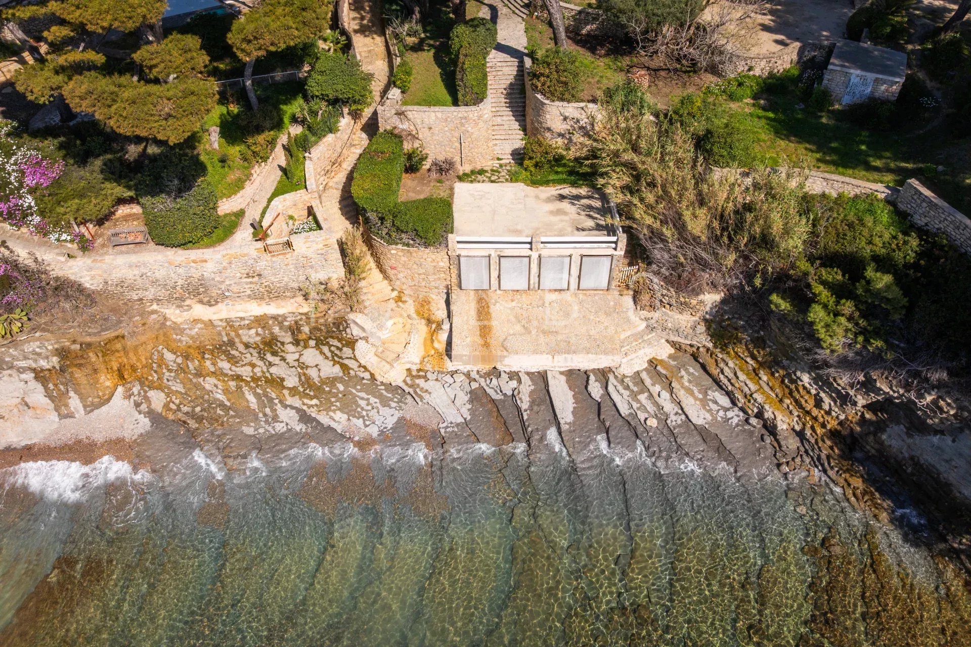 Aerial view of a seaside villa with direct beach access in La Ciotat.