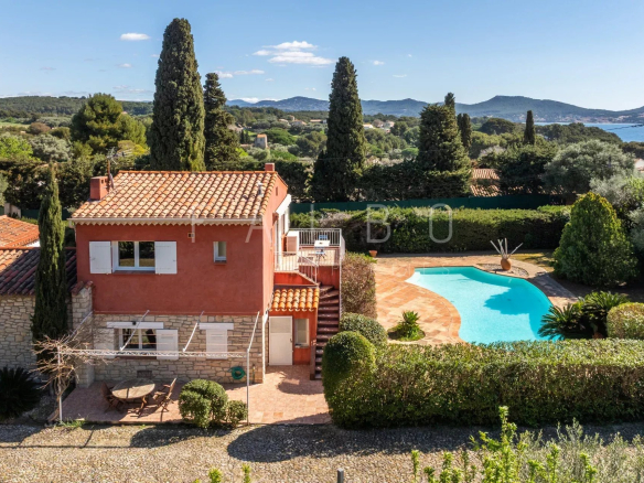 Traditional villa with swimming pool in a gated community in La Ciotat, with sea views.
