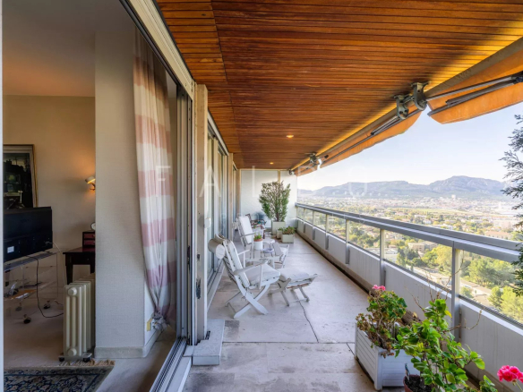Balcon d'un appartement au dernier étage avec vue sur la mer à Marseille 8e.