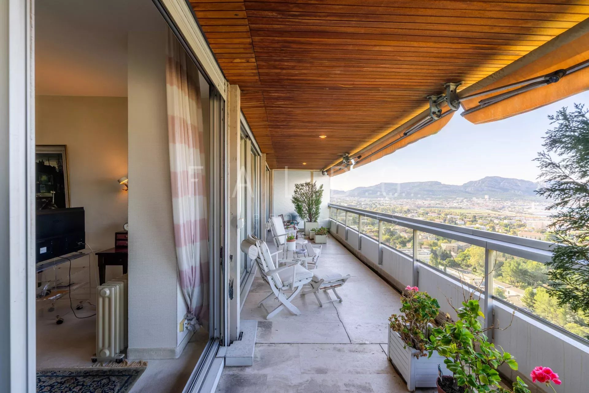 Balcon avec vue mer à Marseille 8e Balcon d'un appartement au dernier étage avec vue sur la mer à Marseille 8e.