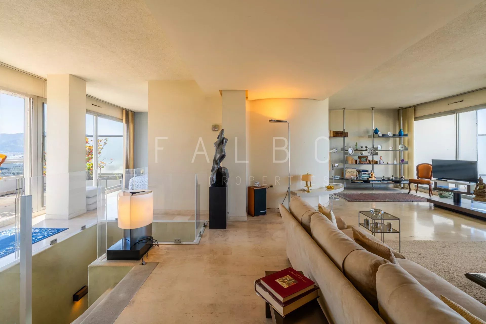 Appartement dernier étage avec vue mer à Marseille Intérieur d'un appartement au dernier étage avec vue mer, salon lumineux et décoration moderne.