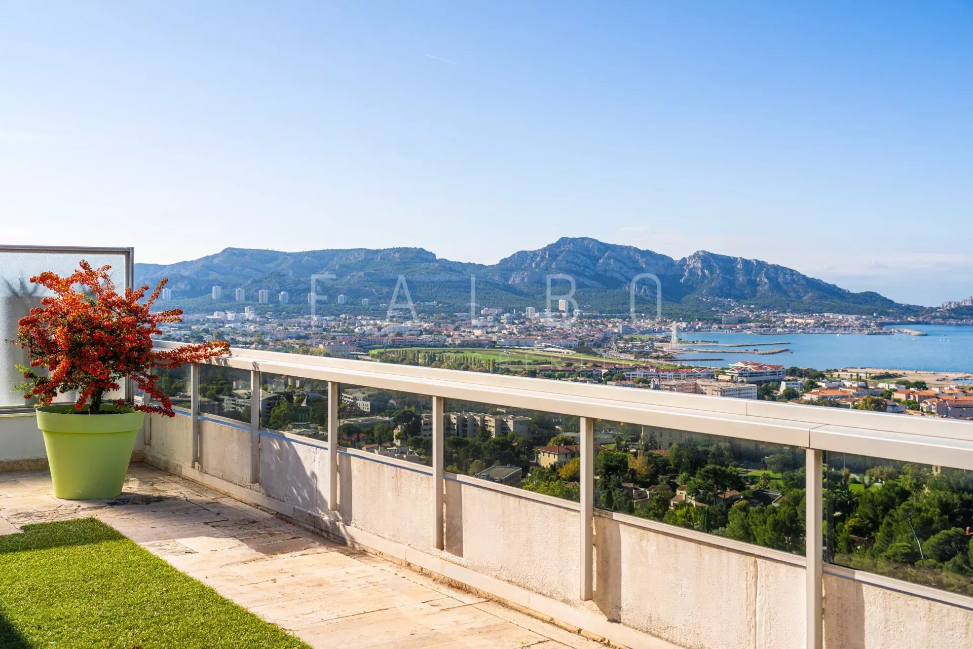 Vue mer depuis le toit-terrasse à Marseille 8e Vue panoramique depuis un toit-terrasse avec des montagnes et la mer à Marseille 8e.