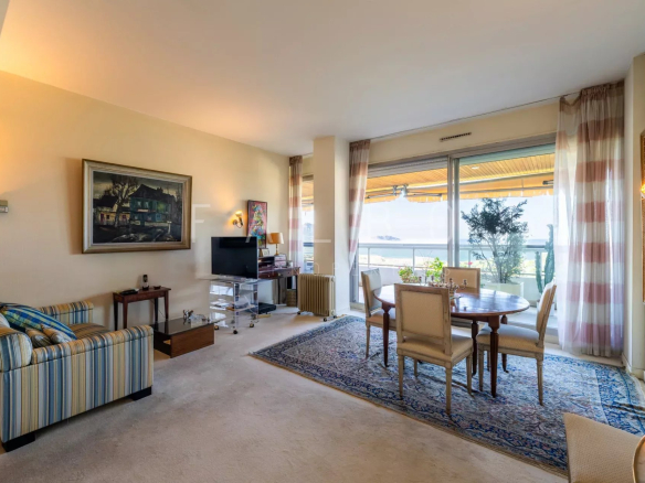 Intérieur d'un appartement au dernier étage avec vue mer, salon lumineux et mobilier moderne.