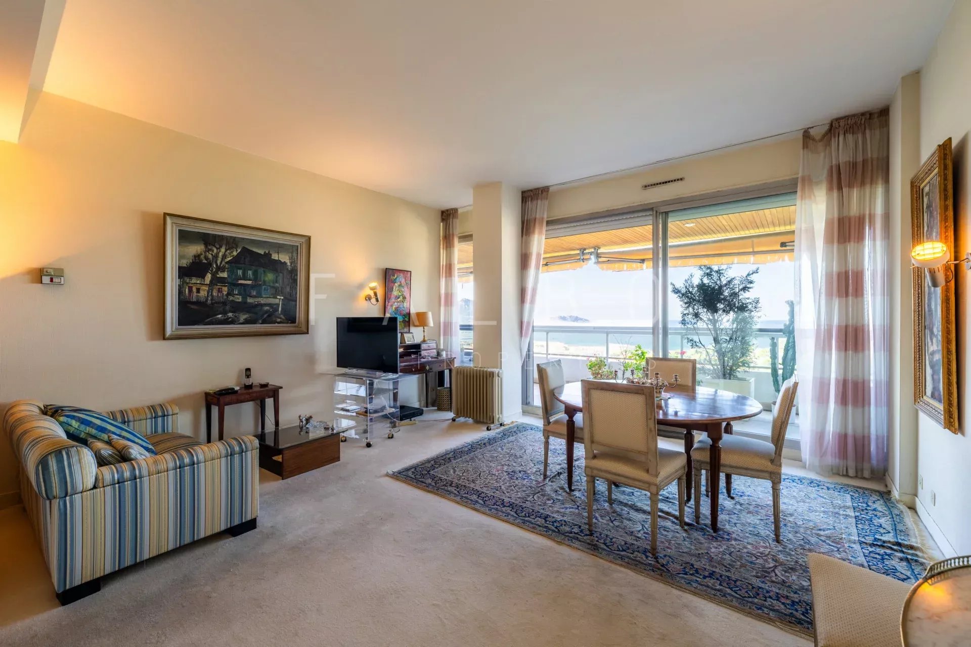 Appartement avec vue mer à Marseille 8e Intérieur d'un appartement au dernier étage avec vue mer, salon lumineux et mobilier moderne.