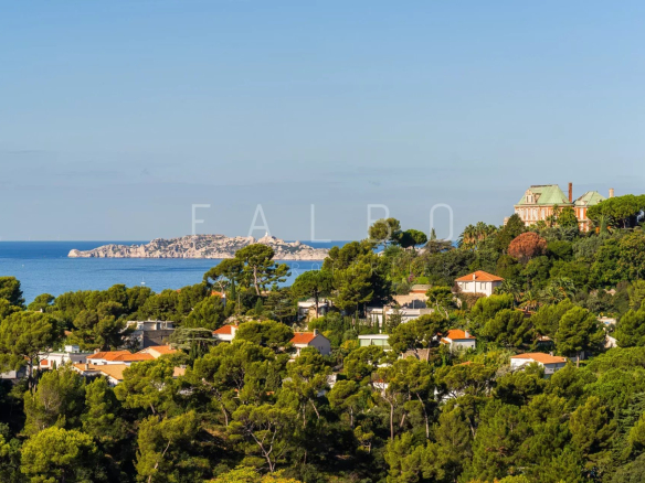 Vue panoramique sur la mer et la végétation méditerranéenne depuis un appartement à Marseille 8e.