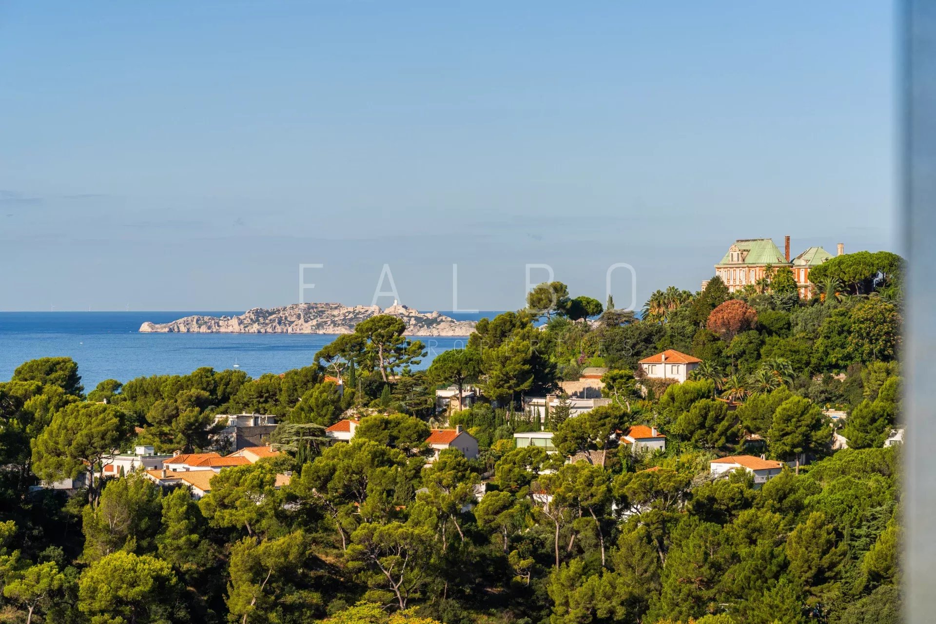 Vue mer depuis un appartement à Marseille 8e Vue panoramique sur la mer et la végétation méditerranéenne depuis un appartement à Marseille 8e.