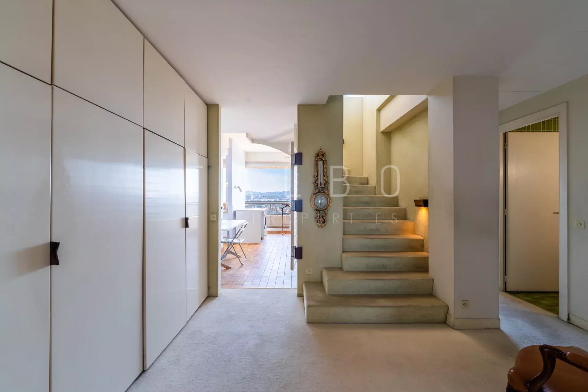 Appartement dernier étage avec toit-terrasse à Marseille Intérieur d'un appartement au dernier étage avec accès à un toit-terrasse, Marseille 8e.