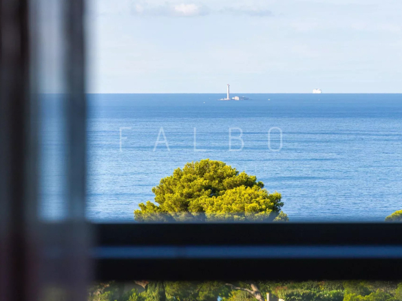 Vue panoramique sur la mer depuis un appartement au dernier étage à Marseille 8e.