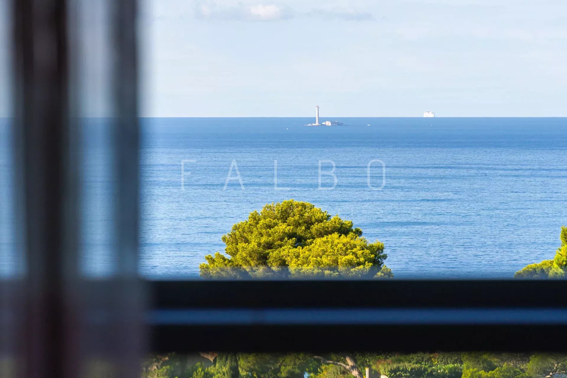 Vue mer depuis un appartement à Marseille Vue panoramique sur la mer depuis un appartement au dernier étage à Marseille 8e.