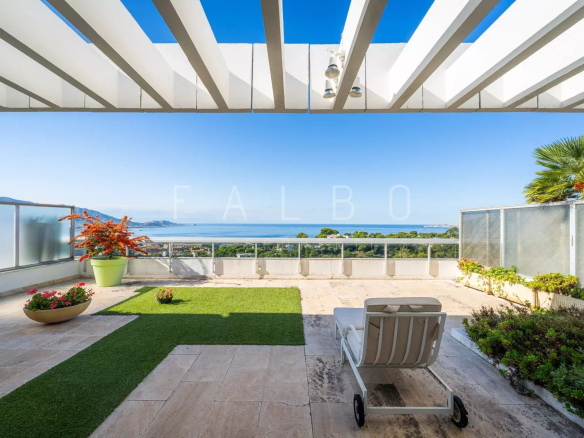 Terrasse avec vue sur la mer depuis un appartement au dernier étage à Marseille 8e.