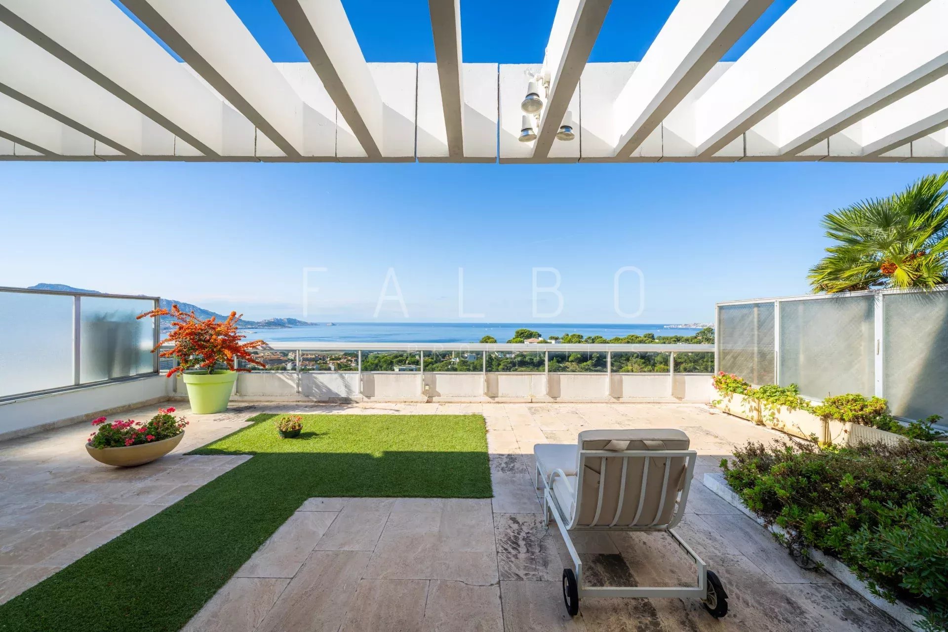 Vue mer depuis le toit-terrasse Terrasse avec vue sur la mer depuis un appartement au dernier étage à Marseille 8e.