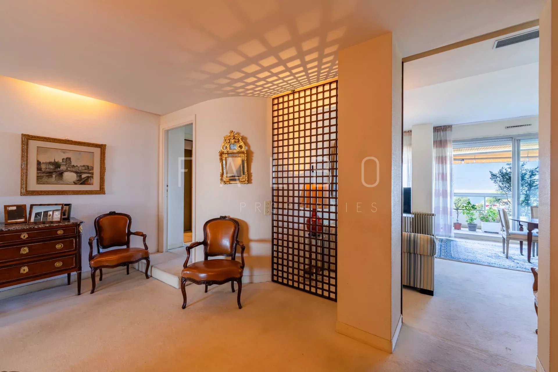 Appartement avec vue mer à Marseille 8e Intérieur d'un appartement au dernier étage avec vue sur la mer à Marseille, mobilier élégant.