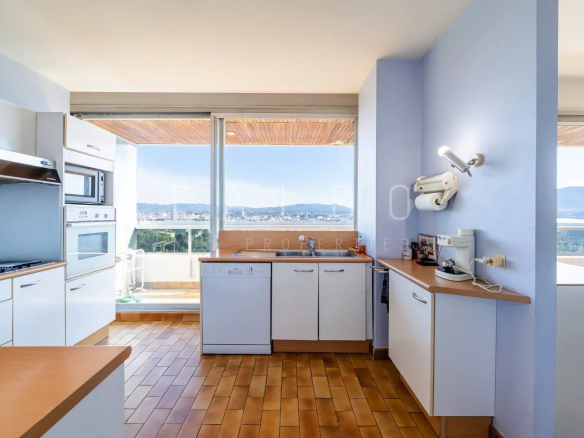 Cuisine moderne avec vue sur la mer depuis un appartement au dernier étage à Marseille 8e.