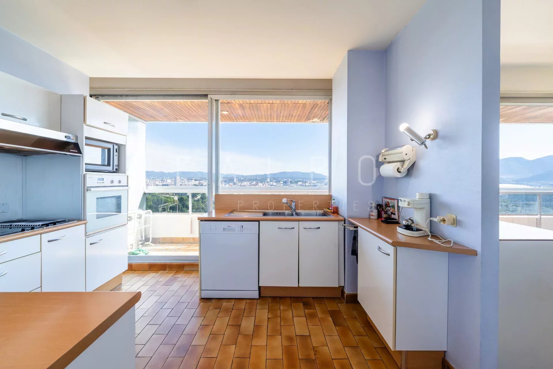 Cuisine avec vue mer à Marseille Cuisine moderne avec vue sur la mer depuis un appartement au dernier étage à Marseille 8e.