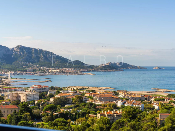 Vue panoramique sur la mer et les montagnes depuis un appartement au dernier étage à Marseille 8e.