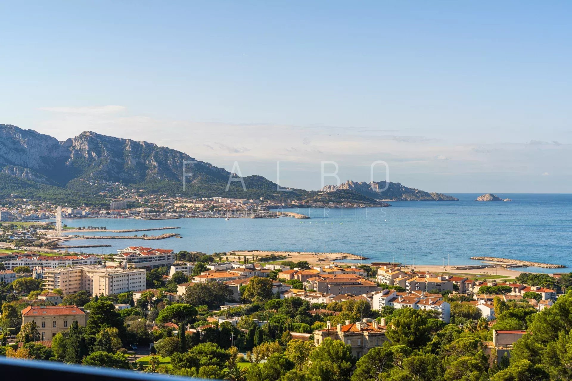 Vue mer depuis un appartement à Marseille 8e Vue panoramique sur la mer et les montagnes depuis un appartement au dernier étage à Marseille 8e.