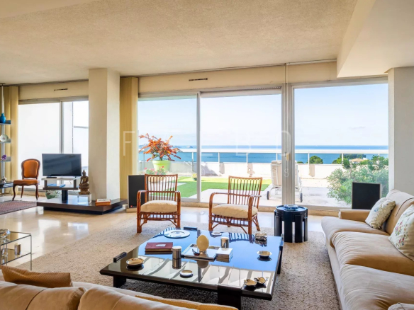 Salon lumineux avec vue sur la mer, dernier étage d'un appartement à Marseille 8e.