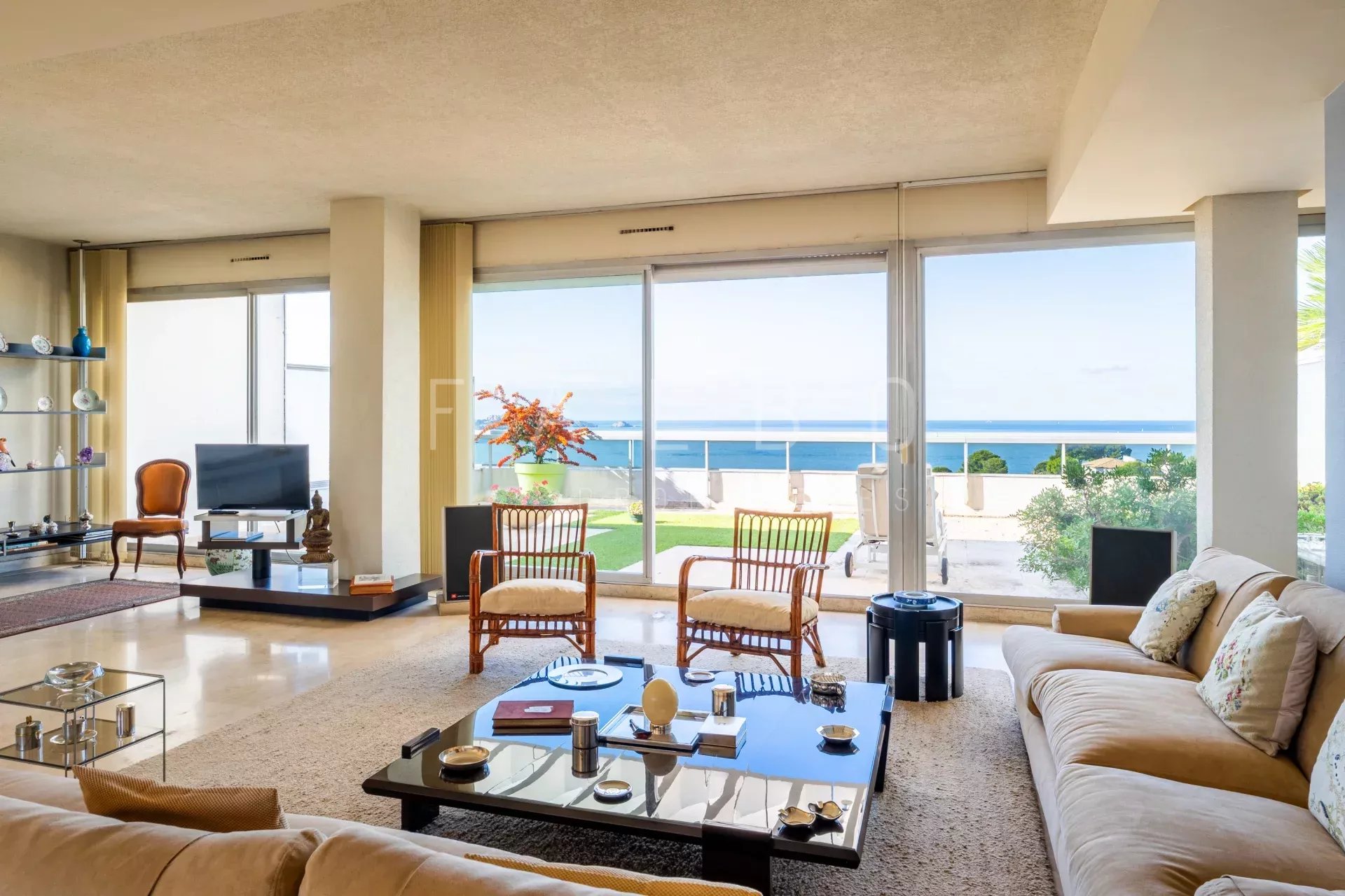 Appartement avec vue mer à Marseille 8e Salon lumineux avec vue sur la mer, dernier étage d'un appartement à Marseille 8e.