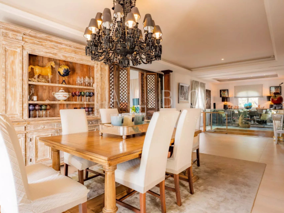 Intérieur d'une villa contemporaine avec salle à manger élégante et chandelier.