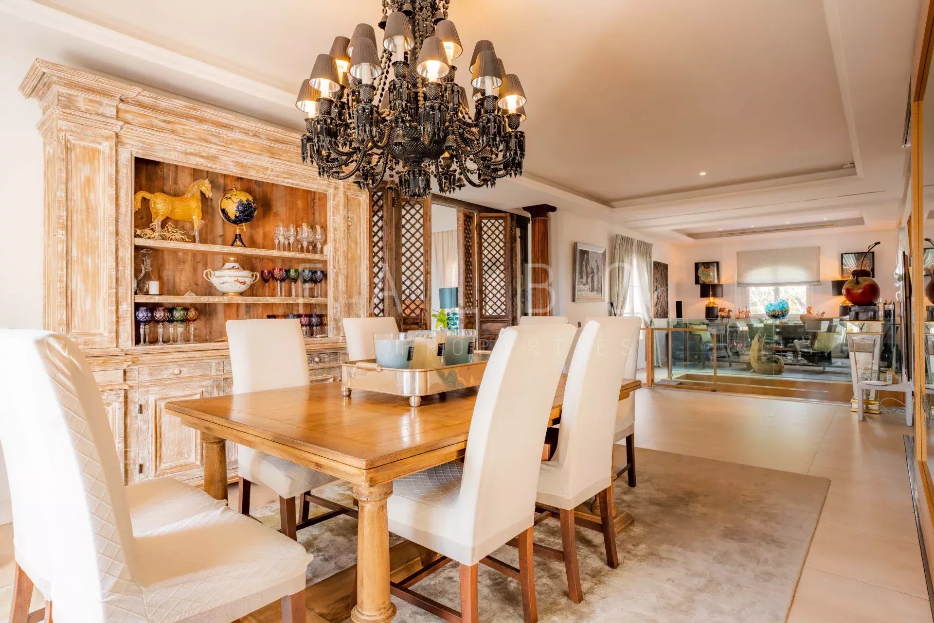 Intérieur d'une villa contemporaine avec salle à manger élégante et chandelier.