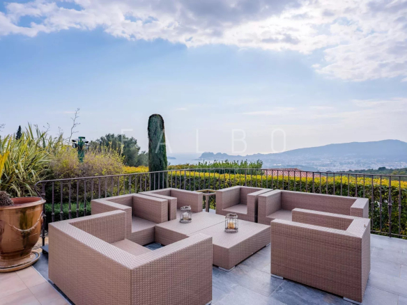 Terrasse avec mobilier en osier et vue sur la mer à Ceyreste, hauteurs de La Ciotat.