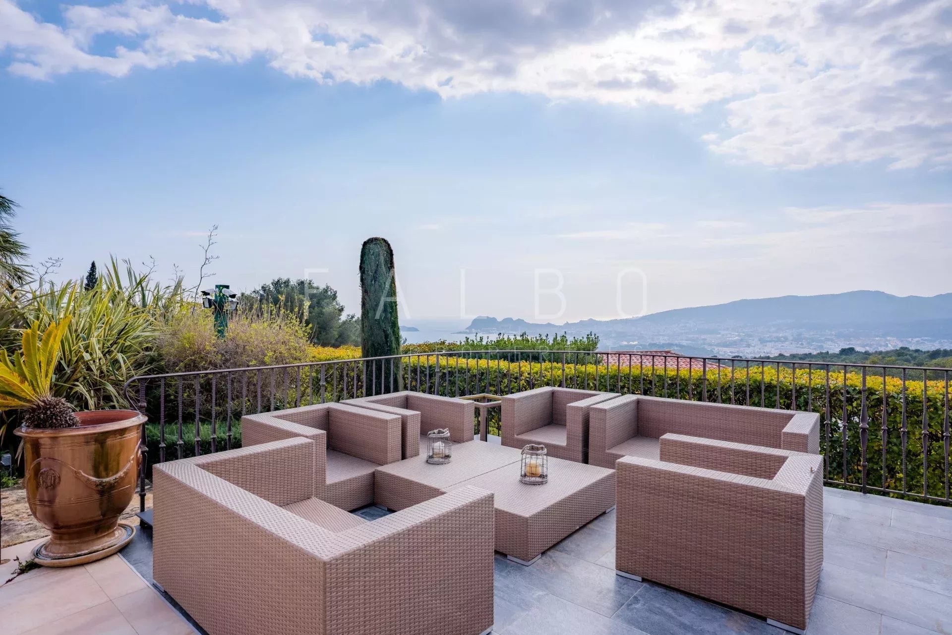 Terrasse avec mobilier en osier et vue sur la mer à Ceyreste, hauteurs de La Ciotat.