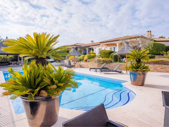 Villa contemporaine avec piscine et parc paysager, vue mer, hauteurs de La Ciotat.