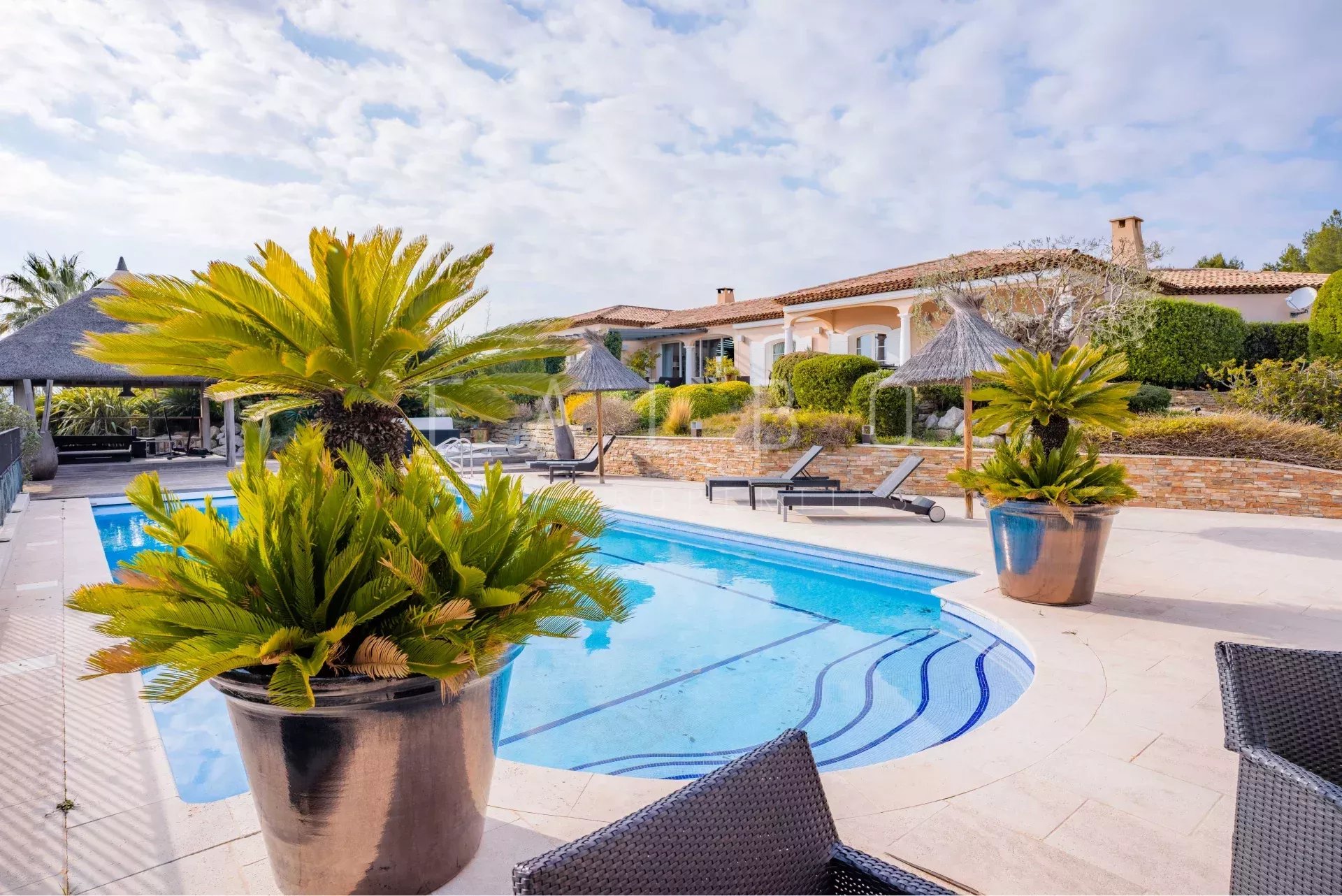 Villa contemporaine avec piscine et parc paysager, vue mer, hauteurs de La Ciotat.