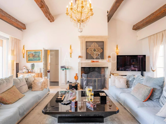 Intérieur d'une villa contemporaine avec salon spacieux, cheminée et décoration élégante.