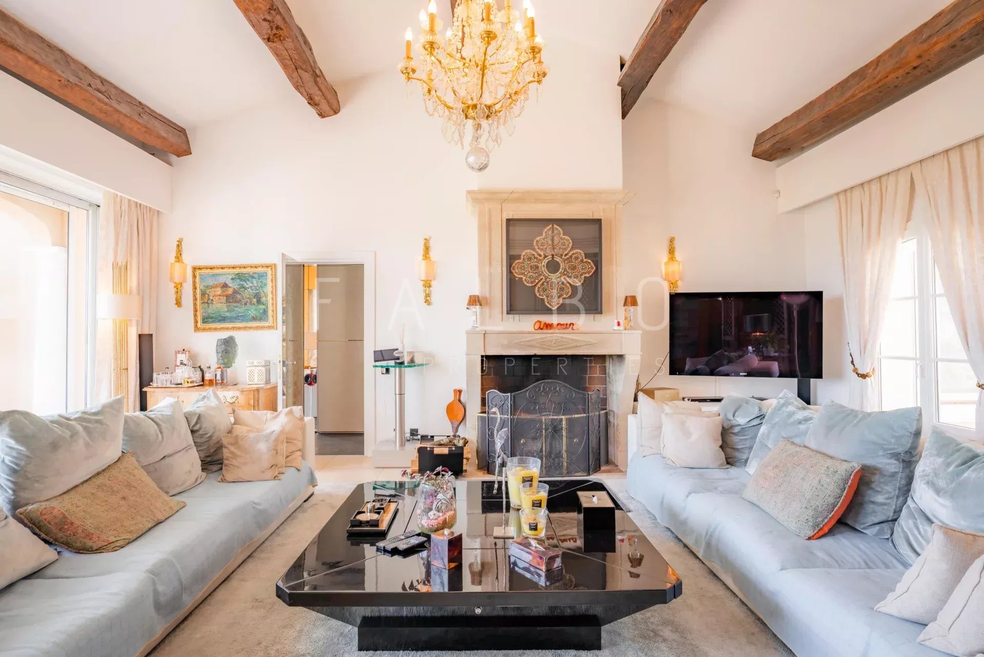 Intérieur d'une villa contemporaine avec salon spacieux, cheminée et décoration élégante.