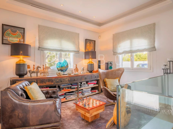 Intérieur d'une villa contemporaine avec salon confortable et décoration élégante.