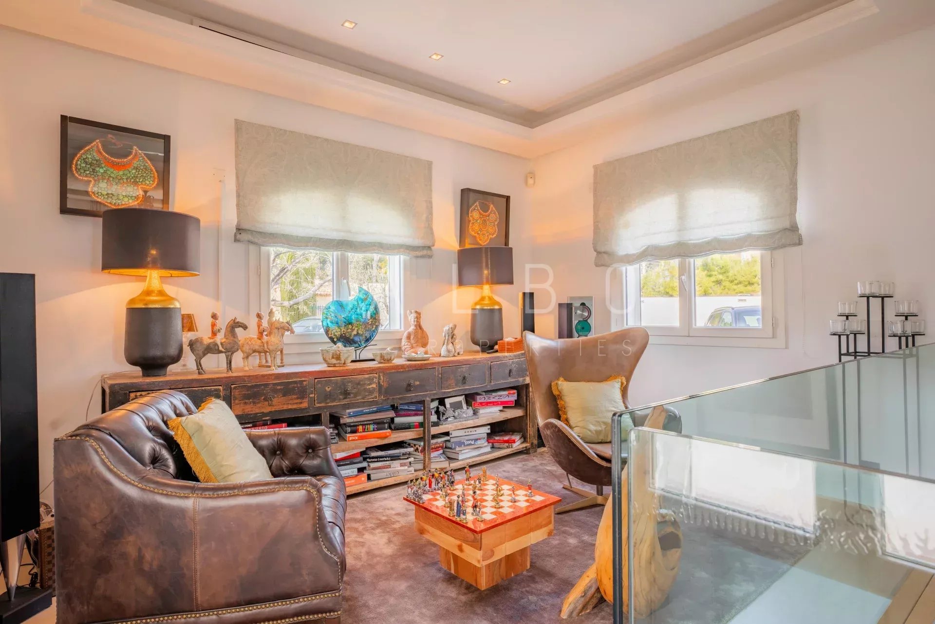 Intérieur d'une villa contemporaine avec salon confortable et décoration élégante.