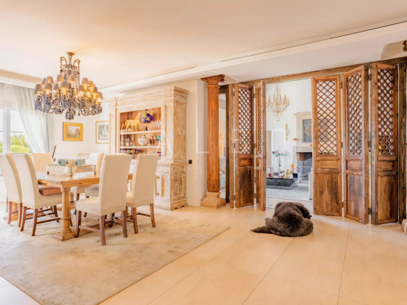 Intérieur d'une villa contemporaine avec salle à manger élégante et décoration raffinée.