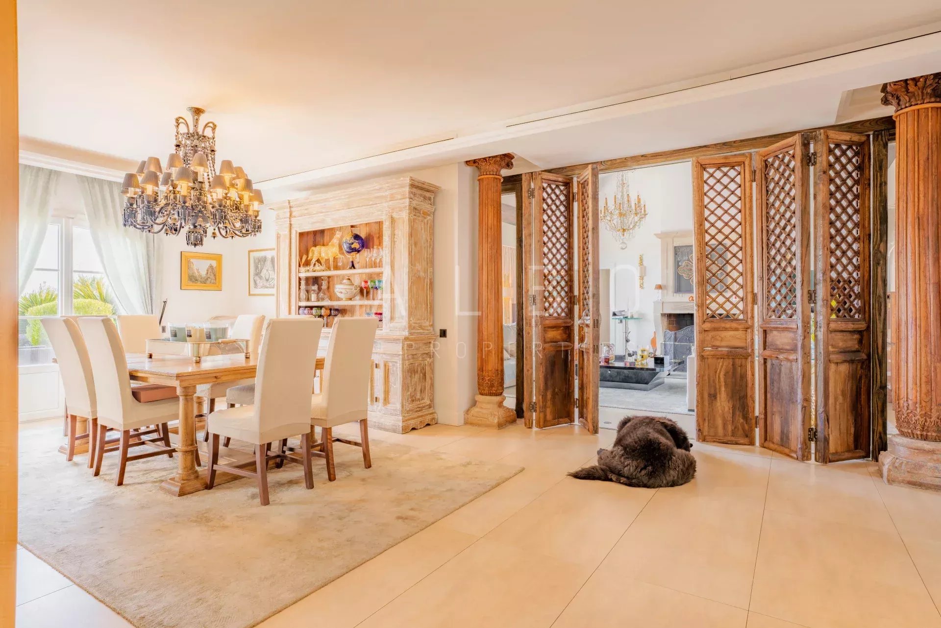 Intérieur d'une villa contemporaine avec salle à manger élégante et décoration raffinée.