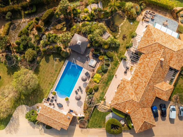 Vue aérienne d'une villa avec piscine et parc paysager à Ceyreste, hauteurs de La Ciotat.