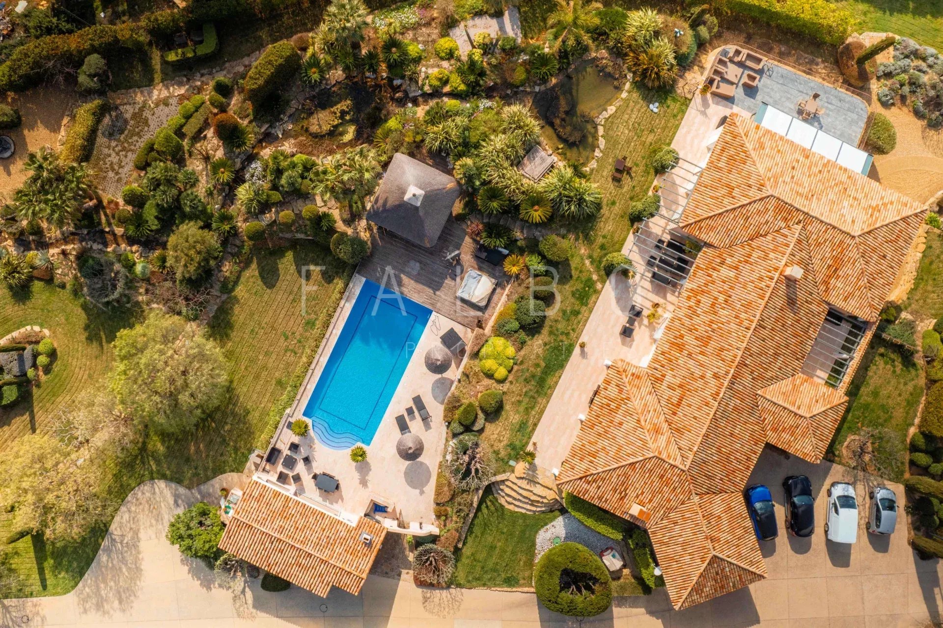 Vue aérienne d'une villa avec piscine et parc paysager à Ceyreste, hauteurs de La Ciotat.