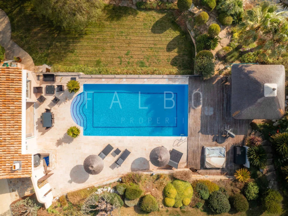 Vue aérienne d'une villa avec piscine et jardin paysager à Ceyreste, hauteurs de La Ciotat.