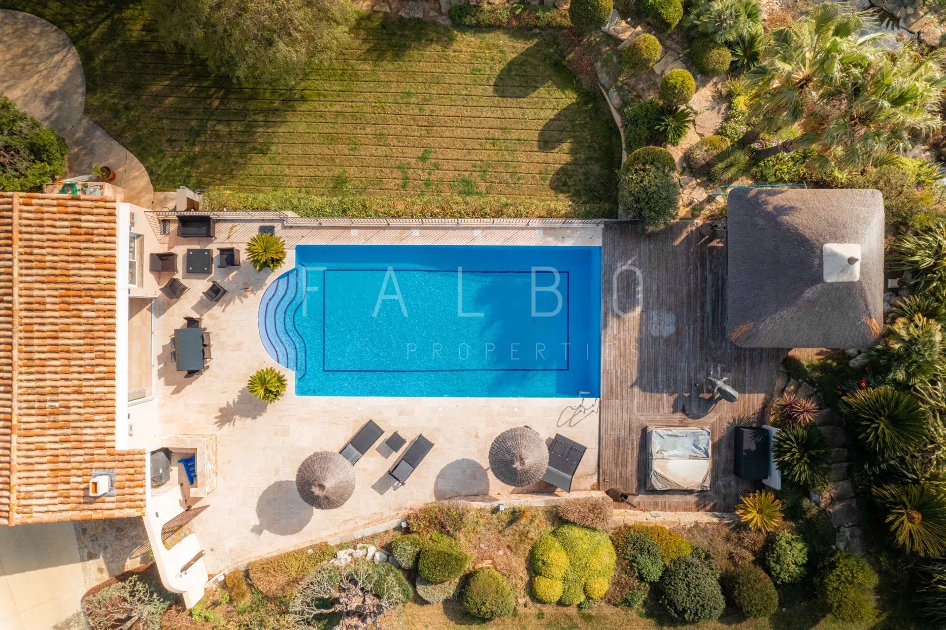 Vue aérienne d'une villa avec piscine et jardin paysager à Ceyreste, hauteurs de La Ciotat.